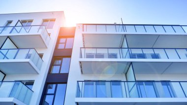 Kentsel konut binasının modern mimarisi. Apartmanın dış tarafı, apartman cephesi..