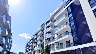 Kentsel konut binasının modern mimarisi. Apartmanın dış tarafı, apartman cephesi..