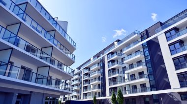 Kentsel konut binasının modern mimarisi. Apartmanın dış tarafı, apartman cephesi..