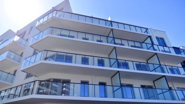 Kentsel konut binasının modern mimarisi. Apartmanın dış tarafı, apartman cephesi..