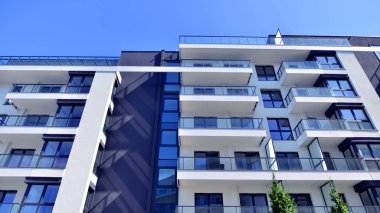 Kentsel konut binasının modern mimarisi. Apartmanın dış tarafı, apartman cephesi..
