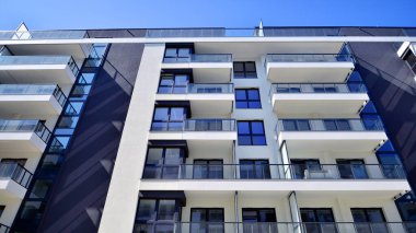 Kentsel konut binasının modern mimarisi. Apartmanın dış tarafı, apartman cephesi..