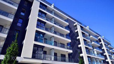 Kentsel konut binasının modern mimarisi. Apartmanın dış tarafı, apartman cephesi..