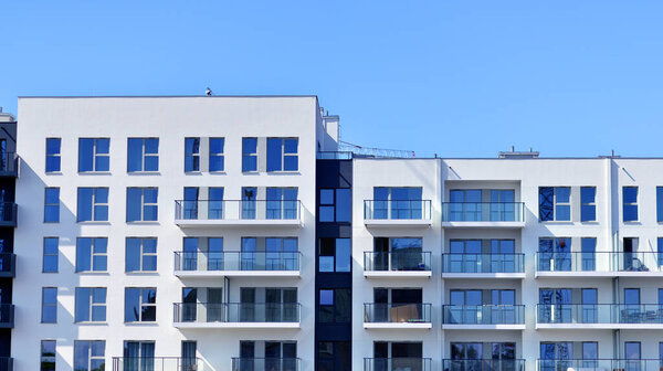 Современная архитектура городского жилого дома. Внешний фасад жилого дома. 