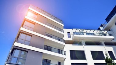 Kentsel konut binasının modern mimarisi. Apartmanın dış tarafı, apartman cephesi..