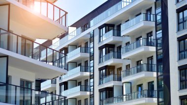 Kentsel konut binasının modern mimarisi. Apartmanın dış tarafı, apartman cephesi..