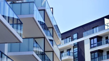 Kentsel konut binasının modern mimarisi. Apartmanın dış tarafı, apartman cephesi..