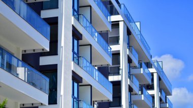 Kentsel konut binasının modern mimarisi. Apartmanın dış tarafı, apartman cephesi..