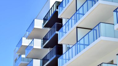 Kentsel konut binasının modern mimarisi. Apartmanın dış tarafı, apartman cephesi..