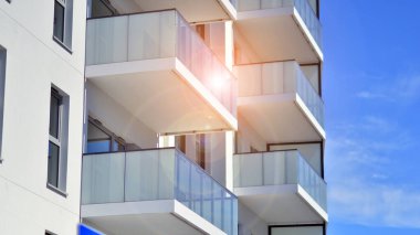 Kentsel konut binasının modern mimarisi. Apartmanın dış tarafı, apartman cephesi..