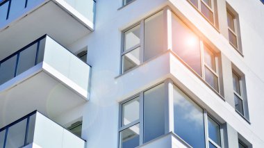 Kentsel konut binasının modern mimarisi. Apartmanın dış tarafı, apartman cephesi..