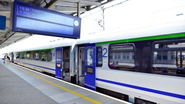 Varşova, Polonya. 15 Temmuz 2025. Şehirlerarası tren tren istasyonunda duruyor.