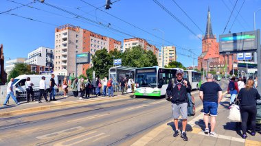 Szczecin, Polonya. 16 Temmuz 2025. Şehrin şehir merkezinde trafik sıkışıklığında araba trafiği. Arkasında arabalar ve binalar olan şehir merkezi..