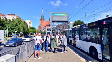 Szczecin, Polonya. 16 Temmuz 2025. Şehrin şehir merkezinde trafik sıkışıklığında araba trafiği. Arkasında arabalar ve binalar olan şehir merkezi..