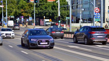 Szczecin, Polonya. 16 Temmuz 2025. Şehrin şehir merkezinde trafik sıkışıklığında araba trafiği. Arkasında arabalar ve binalar olan şehir merkezi..