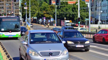 Szczecin, Polonya. 16 Temmuz 2025. Şehrin şehir merkezinde trafik sıkışıklığında araba trafiği. Arkasında arabalar ve binalar olan şehir merkezi..