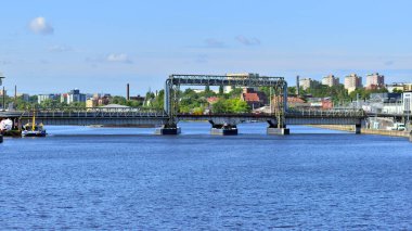 Szczecin, Polonya. 16 Temmuz 2025. Odra Nehri üzerindeki demiryolu köprüsü