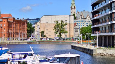Szczecin, Polonya. 16 Temmuz 2025. Manzara görüntüsü, Odra Nehri 'ndeki gemiler ve tekneler. 