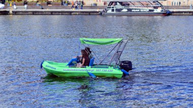 Szczecin, Polonya. 16 Temmuz 2025. Manzara görüntüsü, Odra Nehri 'ndeki gemiler ve tekneler. 
