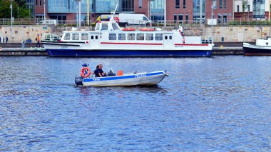 Szczecin, Polonya. 16 Temmuz 2025. Manzara görüntüsü, Odra Nehri 'ndeki gemiler ve tekneler. 