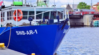 Szczecin, Polonya. 16 Temmuz 2025. Manzara görüntüsü, Odra Nehri 'ndeki gemiler ve tekneler. 