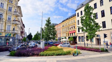 Szczecin, Polonya. 16 Temmuz 2025. Şehrin şehir merkezinde trafik sıkışıklığında araba trafiği. Arkasında arabalar ve binalar olan şehir merkezi..