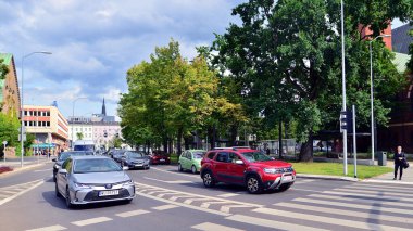 Szczecin, Polonya. 16 Temmuz 2025. Şehrin şehir merkezinde trafik sıkışıklığında araba trafiği. Arkasında arabalar ve binalar olan şehir merkezi..