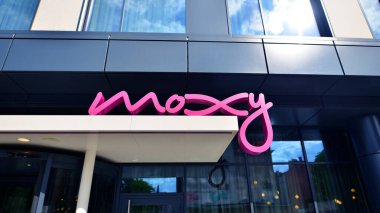 Szczecin, Polonya. 16 Temmuz 2025. Şehir manzarası. Yazılı neon işareti: Moxy.