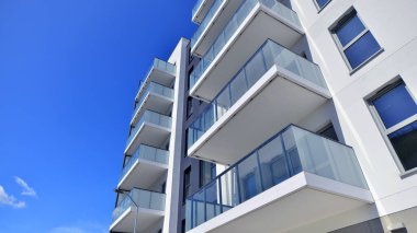 Yeni, modern apartman kompleksi. Modern apartmanın dış görünüşü. Yeni inşaat dairesi ya da apartman kompleksi.