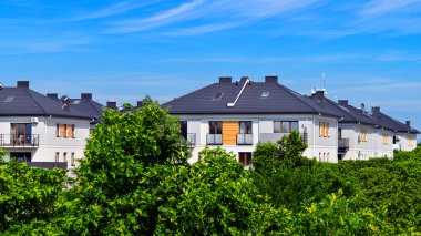 Yeni geliştirilmiş konutlarda teraslı aile evleri. Banliyödeki emlak piyasası. Yeni bir gelişme bölgesinde yeni bekar aile evleri. Modern görünüşlü konutlar.. 