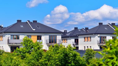 Yeni geliştirilmiş konutlarda teraslı aile evleri. Banliyödeki emlak piyasası. Yeni bir gelişme bölgesinde yeni bekar aile evleri. Modern görünüşlü konutlar.. 