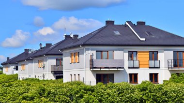 Yeni geliştirilmiş konutlarda teraslı aile evleri. Banliyödeki emlak piyasası. Yeni bir gelişme bölgesinde yeni bekar aile evleri. Modern görünüşlü konutlar.. 