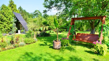 Lüks bir Avrupa bahçesinde tropik bitkiler yetişiyor..