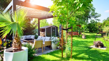 Güzel bahçesinde şık bahçe mobilyaları olan modern alüminyum pergola..
