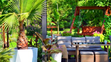 Güzel bahçesinde şık bahçe mobilyaları olan modern alüminyum pergola..