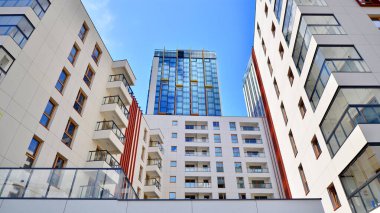 Yeni, modern apartman kompleksi. Modern apartmanın dış görünüşü. Yeni inşaat dairesi ya da apartman kompleksi.