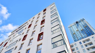Yeni, modern apartman kompleksi. Modern apartmanın dış görünüşü. Yeni inşaat dairesi ya da apartman kompleksi.
