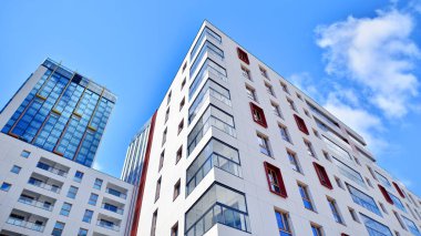 Yeni, modern apartman kompleksi. Modern apartmanın dış görünüşü. Yeni inşaat dairesi ya da apartman kompleksi.