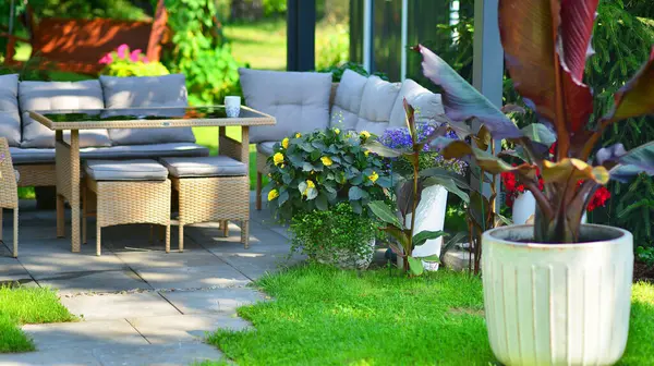 Güzel bahçesinde şık bahçe mobilyaları olan modern alüminyum pergola..