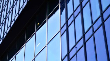 Modern sürdürülebilir cam ofis binaları. Şirket karargahının dış görünüşü cam binalar. Enerji tasarruflu binalardaki cam pencereler. Finansal iş merkezi binaları. 