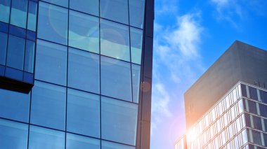 Modern sürdürülebilir cam ofis binaları. Şirket karargahının dış görünüşü cam binalar. Enerji tasarruflu binalardaki cam pencereler. Finansal iş merkezi binaları. 