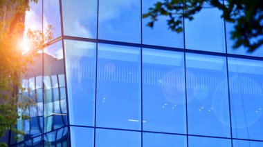 Karbondioksiti azaltmak için ağaçlı sürdürülebilir cam ofis binası. Modern şehirde çevre dostu bir bina. Yeşil çevresi olan bir ofis. Şirket binası CO2 'yi düşürdü.