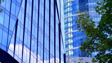 Karbondioksiti azaltmak için ağaçlı sürdürülebilir cam ofis binası. Modern şehirde çevre dostu bir bina. Yeşil çevresi olan bir ofis. Şirket binası CO2 'yi düşürdü.