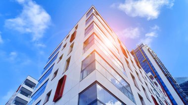 Çok katlı, modern bir apartmanın dış cephesi, pencereleri ve balkonları. Sonsuz cam cephe. Modern şehir yaşam bölgesi.