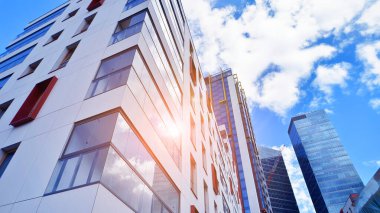 Yeni modern ofis binasının yanında camdan yüzlü modern bir apartman manzarası..