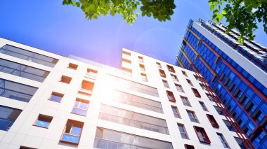 Çok katlı, modern bir apartmanın dış cephesi, pencereleri ve balkonları. Sonsuz cam cephe. Modern şehir yaşam bölgesi.