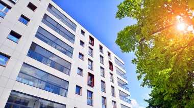 Avrupa 'daki yerleşim yerleri doğayla uyum içinde. Çevre dostu, yeşilliklerle dolu bir şehirde yaşıyor. Eko apartman binası enerji tasarrufu ve temiz hava kavramı. 