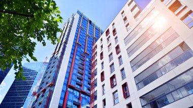 Çok katlı, modern bir apartmanın dış cephesi, pencereleri ve balkonları. Sonsuz cam cephe. Modern şehir yaşam bölgesi.