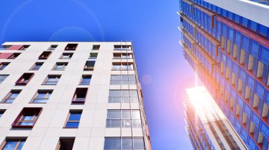 Çok katlı, modern bir apartmanın dış cephesi, pencereleri ve balkonları. Sonsuz cam cephe. Modern şehir yaşam bölgesi.