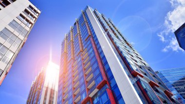 Çok katlı, modern bir apartmanın dış cephesi, pencereleri ve balkonları. Sonsuz cam cephe. Modern şehir yaşam bölgesi.